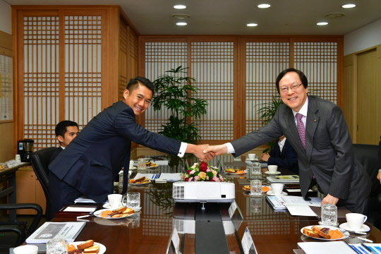 5일 서울 서대문 NH농협금융지주 본관에서 김용환 농협금융 회장(오른쪽)과 우 폐표 테자(U Pye Phyo Tay Za) 투(HTOO)그룹 회장이 악수하고 있다. NH농협금융 제공